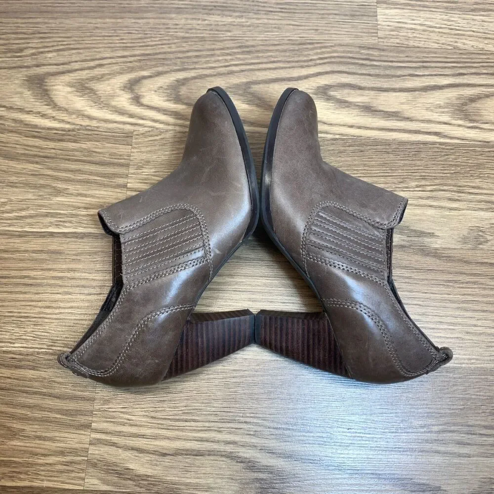 Clarks Artisan Distressed Leather‎ Boots Size 7 M Color Tan Heels Pull On Boots